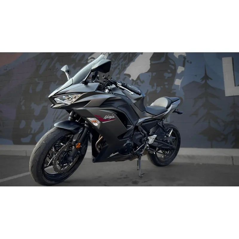 2022 Kawasaki Ninja 650 ABS Pearl Robotic White/Metallic Carbon Gray